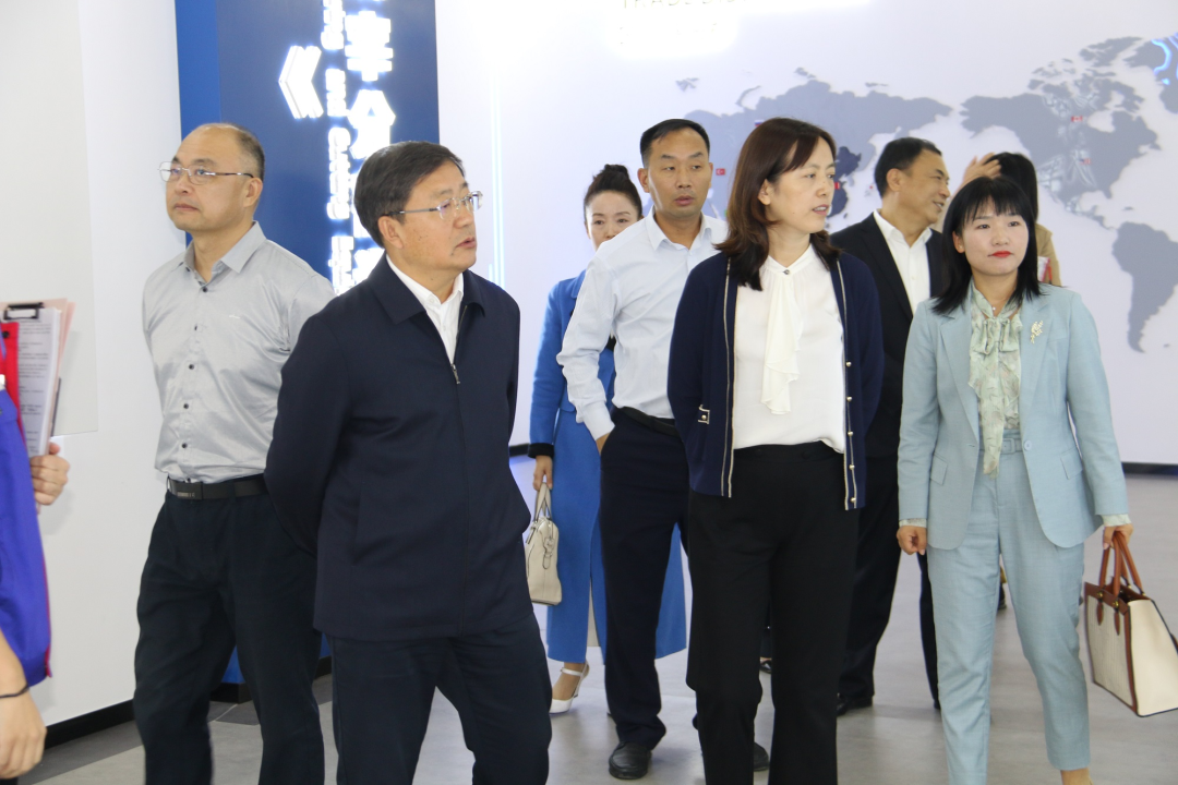 青島市科技局基礎研究處處長李欣一行蒞臨銳智考察指導市重點實驗室建設工作 青島市科技局基礎研究處處長李欣一行蒞臨銳智考察指導市重點實驗室建設工作